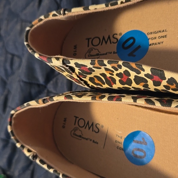 TOMS Leopard Print Women's Shoes - Picture 2 of 4